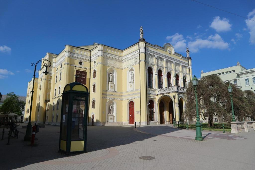 Gabica Apartman Debrecen Bagian luar foto